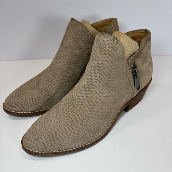 Lucky Brand Women’s Beige Suede Ankle Booties Women 7 1/2 Quiet Luxury Boho - Picture 3 of 7